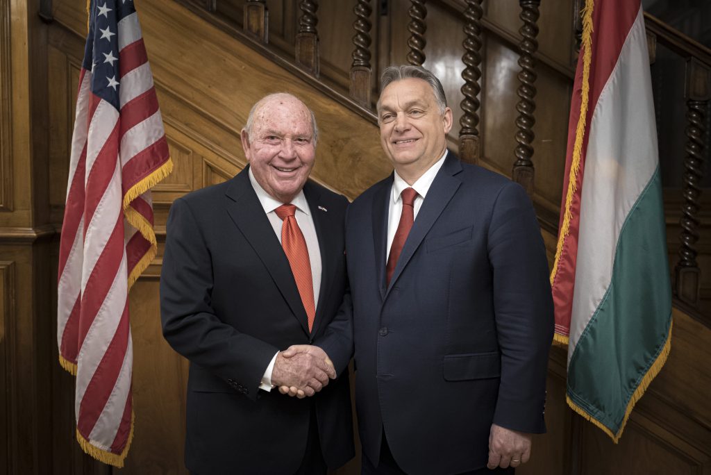 Ehemaliger US-Botschafter in Ungarn lobt Orbáns Ministerpräsidentschaft post's picture