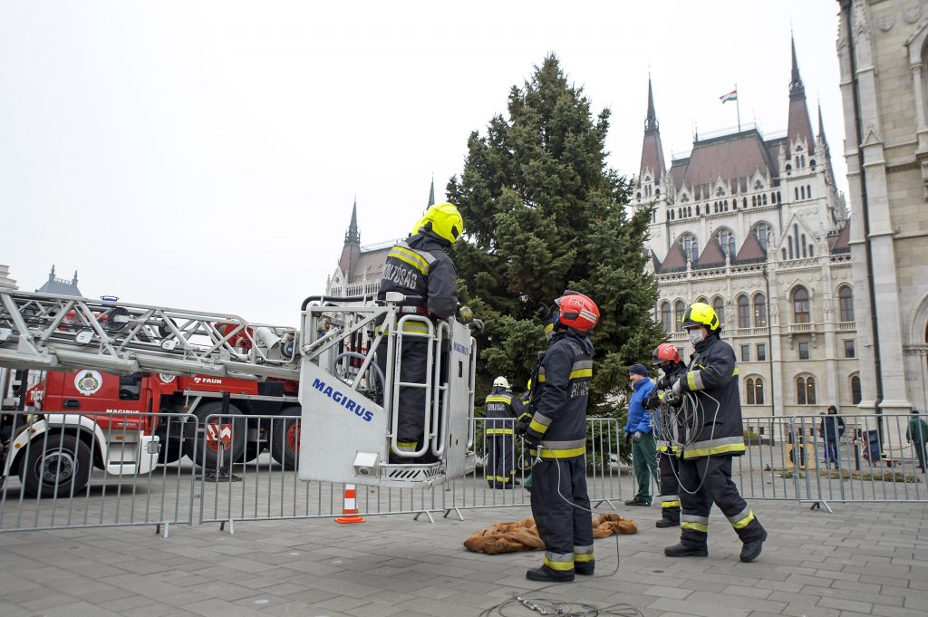 Ungarns Weihnachtsbaum vor dem Parlament aufgestellt post's picture