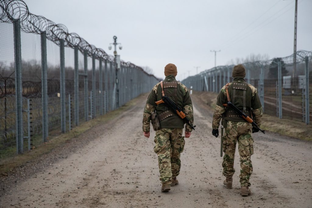 Ungarn schickt Freiwillige nach Schnellausbildung zum Grenzschutz post's picture