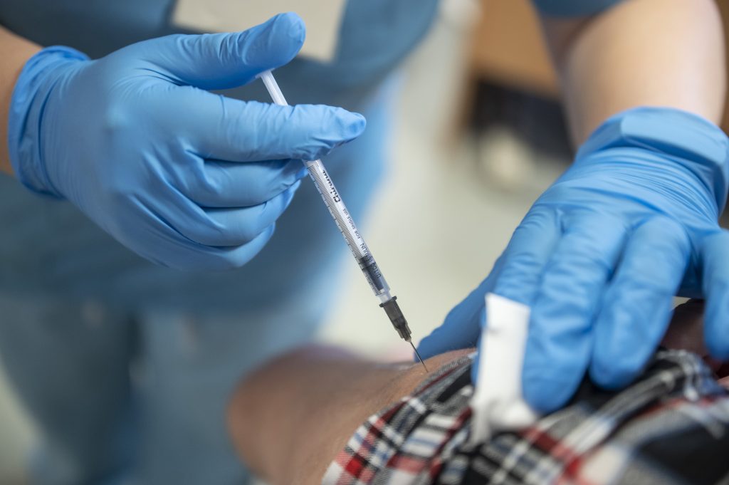 Sechs Impfstoffdosen an zwölf Patienten in einem Budapester Krankenhaus verabreicht post's picture