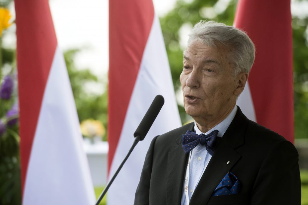 „Es ist in Mode gekommen Ungarn zu kritisieren“ – E. Sylvester Vizi im Mandiner-Interview post's picture
