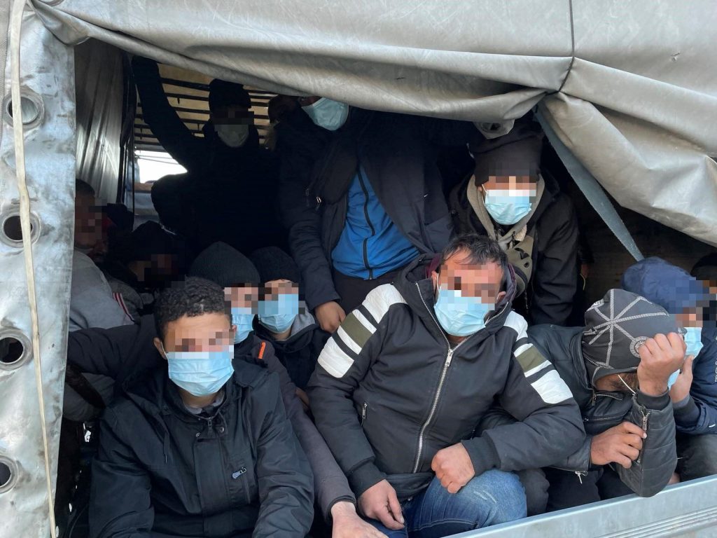 97 Migranten im rumänischen Lastwagen gefunden post's picture