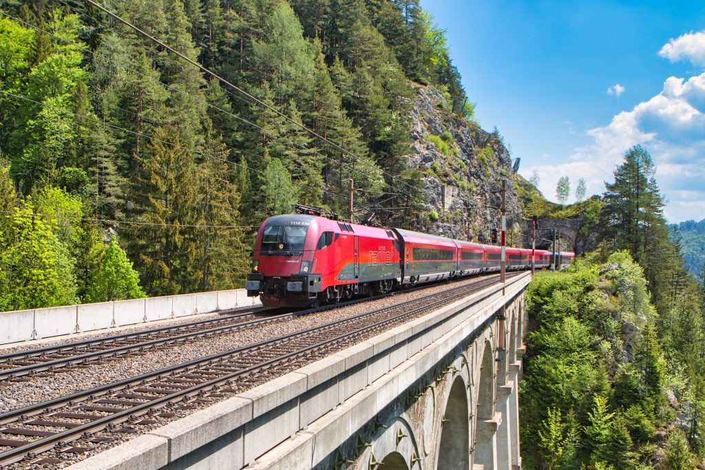 Greenpeace will Kurzstreckenflüge wie Wien-Budapest durch Zug ersetzen post's picture