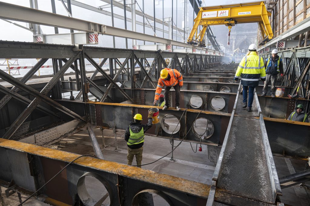 Budapester Kettenbrücke: Letzte Stahlplatte der Fahrbahn angebracht post's picture