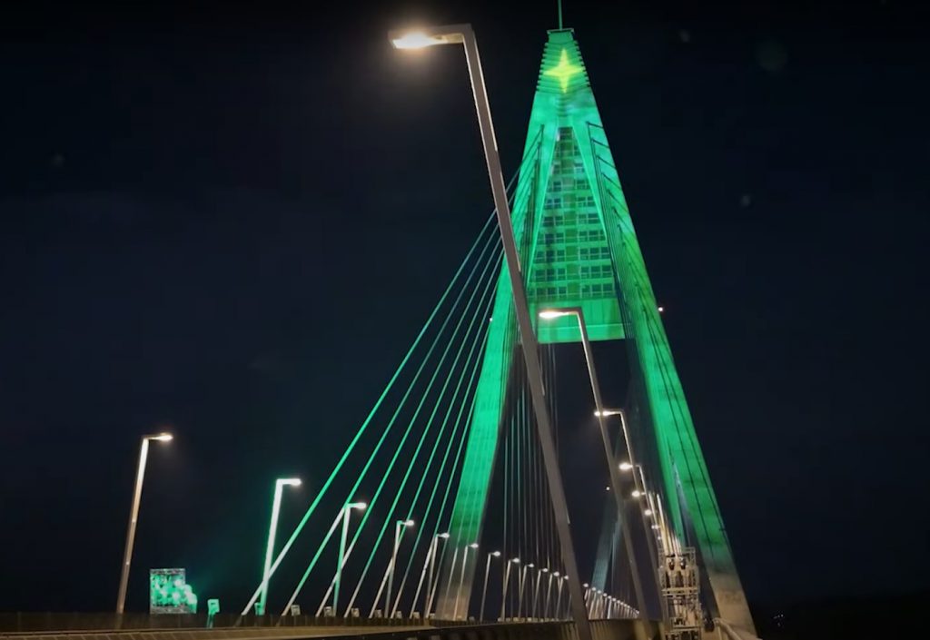 Megyeri-Brücke bei Budapest als Weihnachtsbaum beleuchtet post's picture