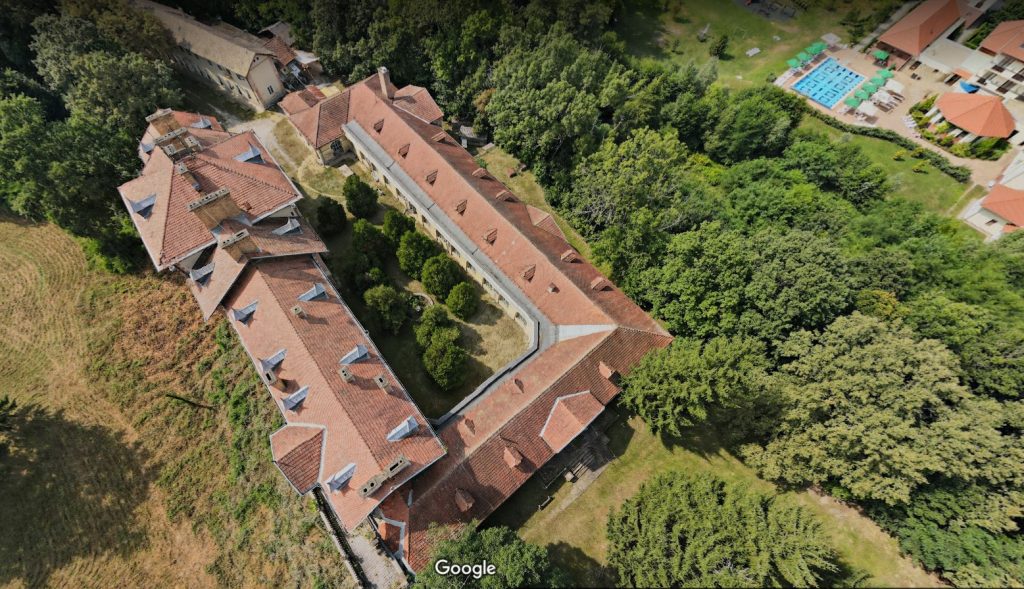 Staat bietet 44-Zimmer-Schloss für 480 Tausend Euro zum Verkauf post's picture
