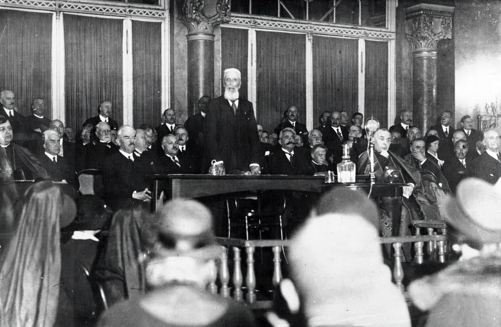 Graf Apponyi, Leiter der Friedensdelegation spricht auf Englisch – VIDEO aus dem Jahr 1929 entdeckt post's picture