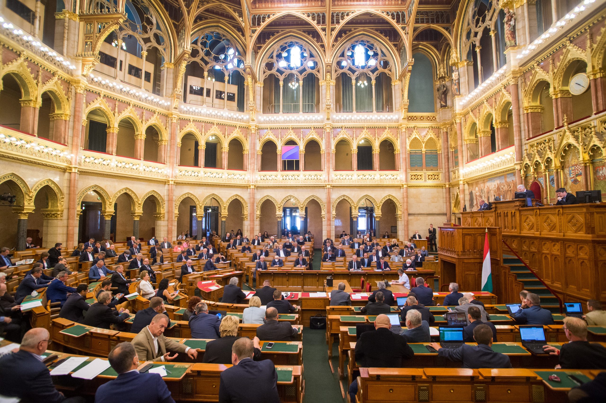 Sitzschätzungen: Fidesz-KDNP klarer Favorit, aber Zweidrittelmehrheit unwahrscheinlich