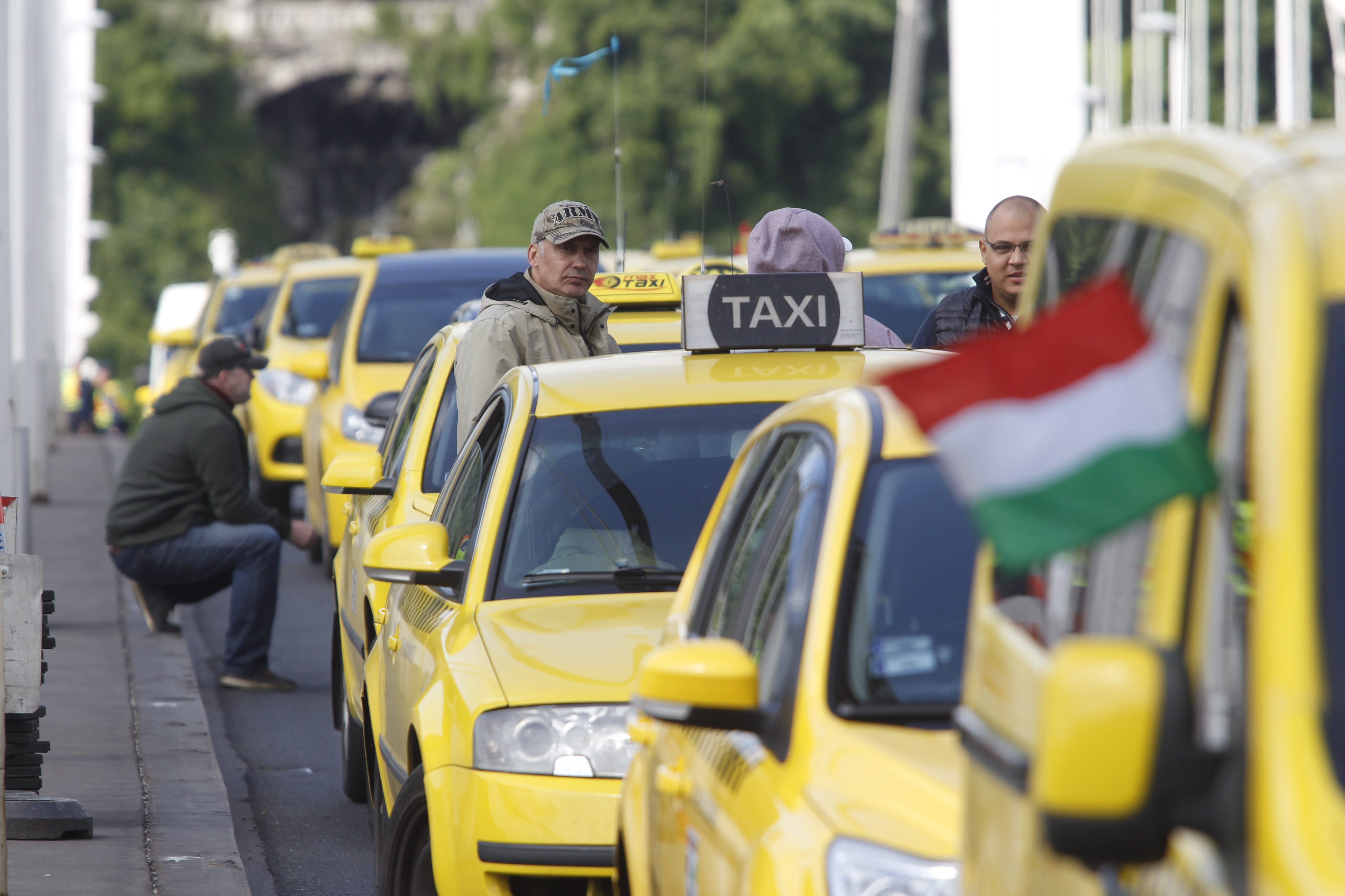 Taxifahrer demonstrieren für Fahrpreiserhöhung