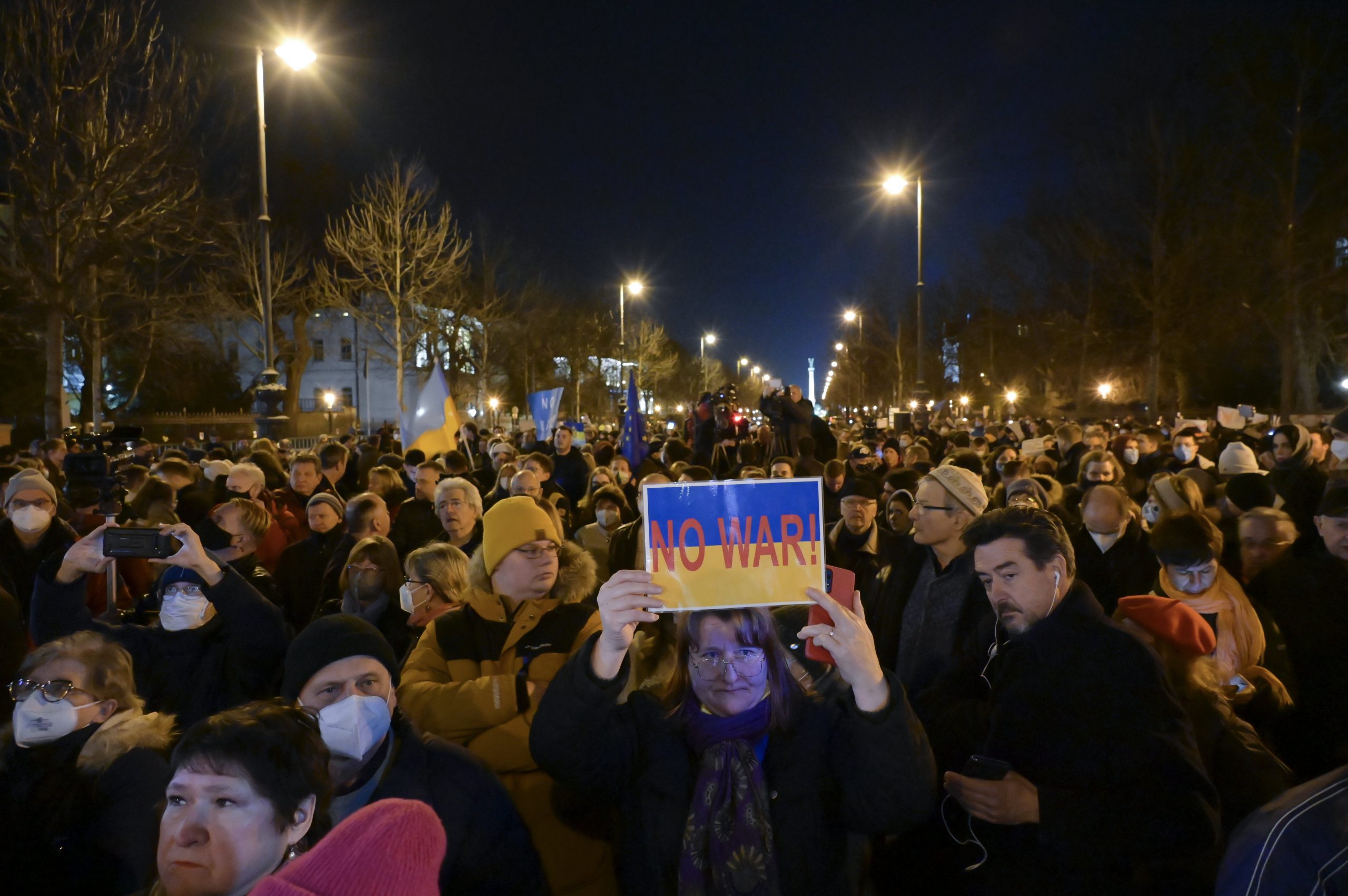 Opposition hielt Demonstration gegen Krieg und Orbáns Moskau-freundliche Politik