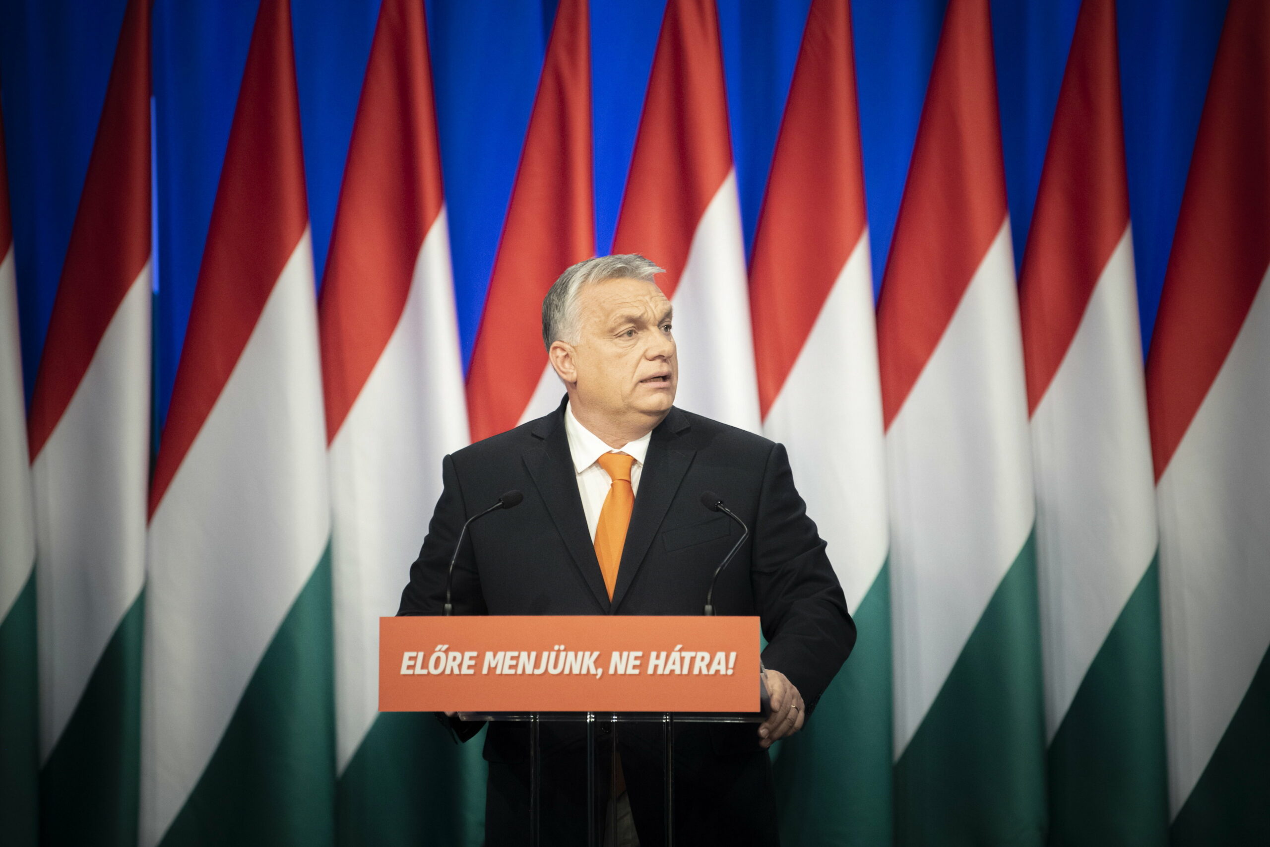 Zwei Wochen vor den Wahlen: Fidesz klarer Favorit, Orbáns Beliebtheit steigt