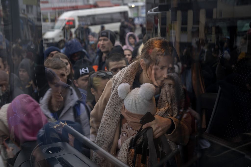 Ukrainische Flüchtlinge überqueren die ungarische Grenze zu Fuß post's picture
