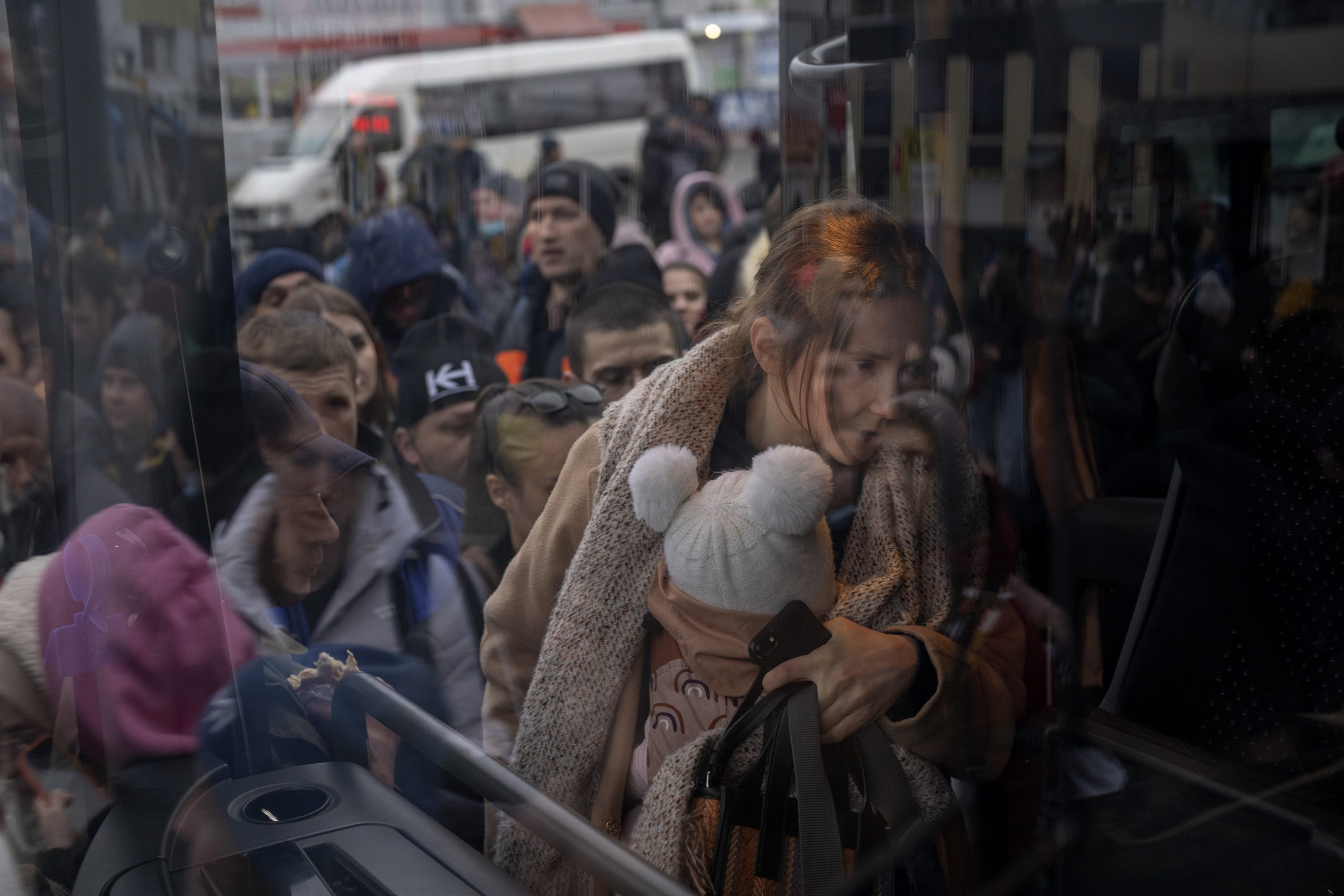 Ukrainische Flüchtlinge überqueren die ungarische Grenze zu Fuß