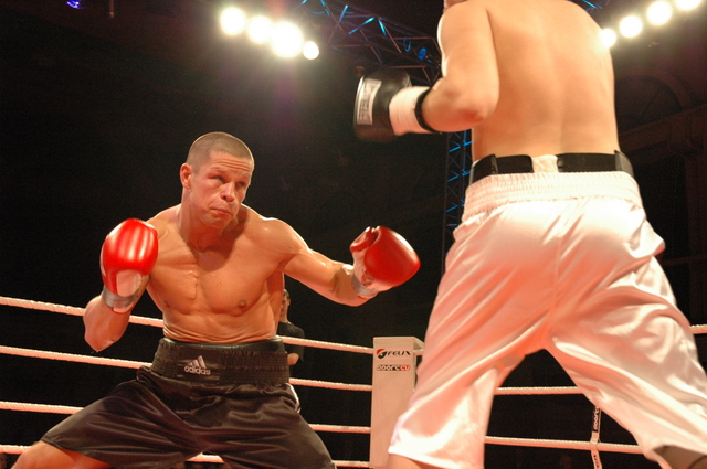 Boxer Szili schlägt Star-Boxer Sturm und kann um den IBO-Weltmeistertitel kämpfen