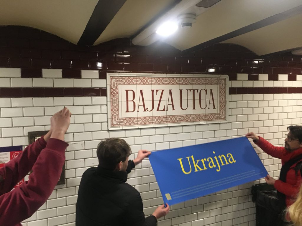 Künstler benennen U-Bahn-Station nahe der russischen Botschaft für Unterstützung der Ukraine um post's picture