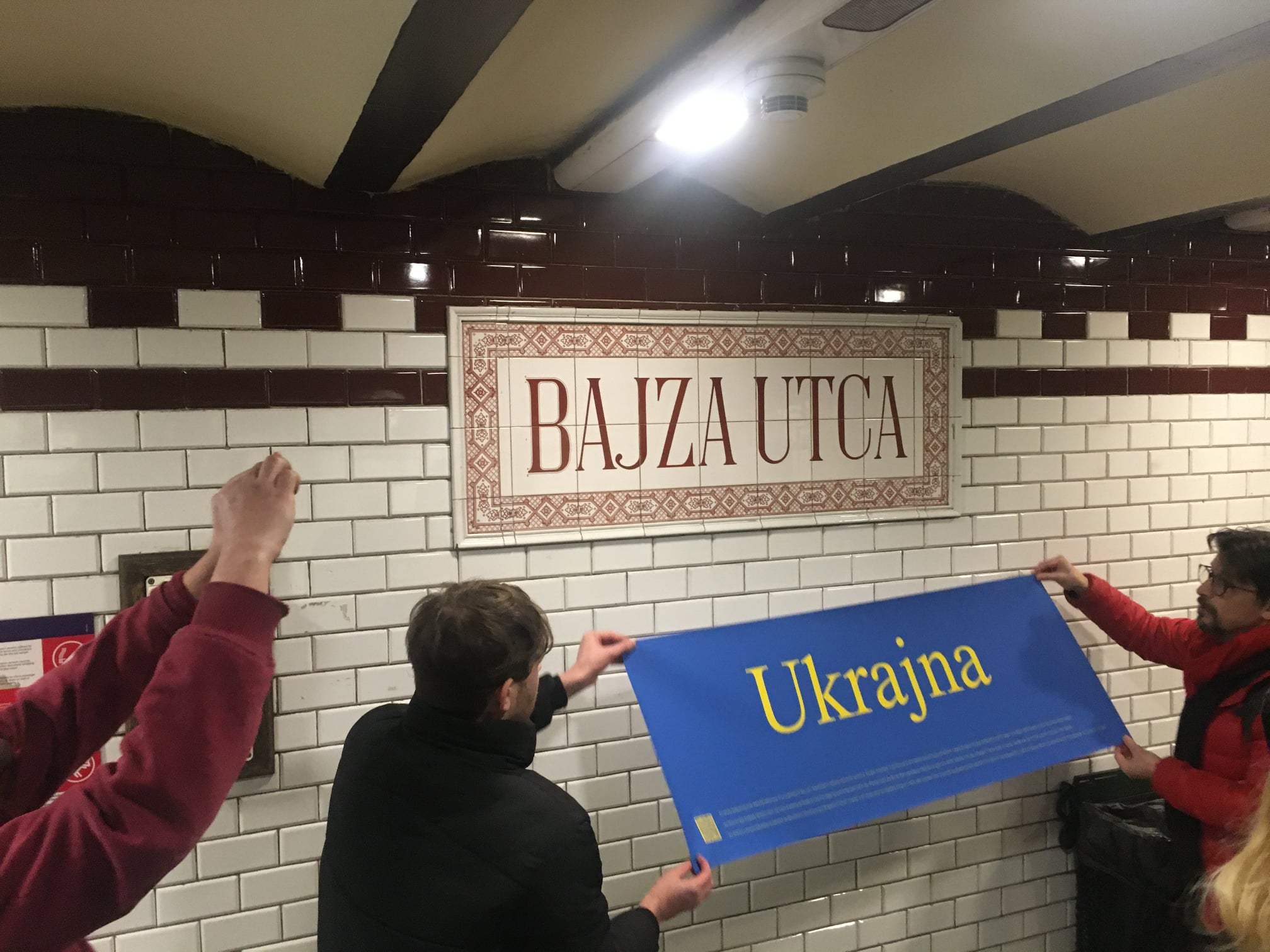Künstler benennen U-Bahn-Station nahe der russischen Botschaft für Unterstützung der Ukraine um
