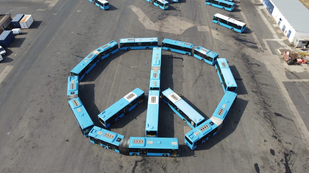 BKV-Busse haben Tausende von Kilometern für den Transport von Flüchtlingen zurückgelegt post's picture