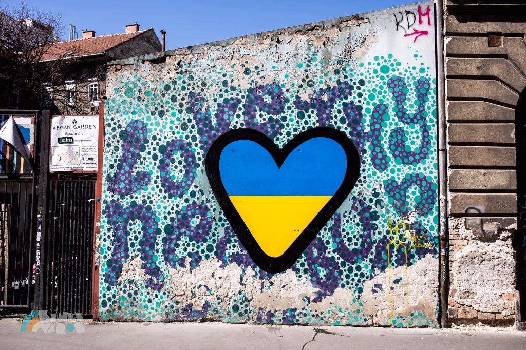 Herz-Wandbild in Budapest in den Farben der ukrainischen Flagge gemalt post's picture