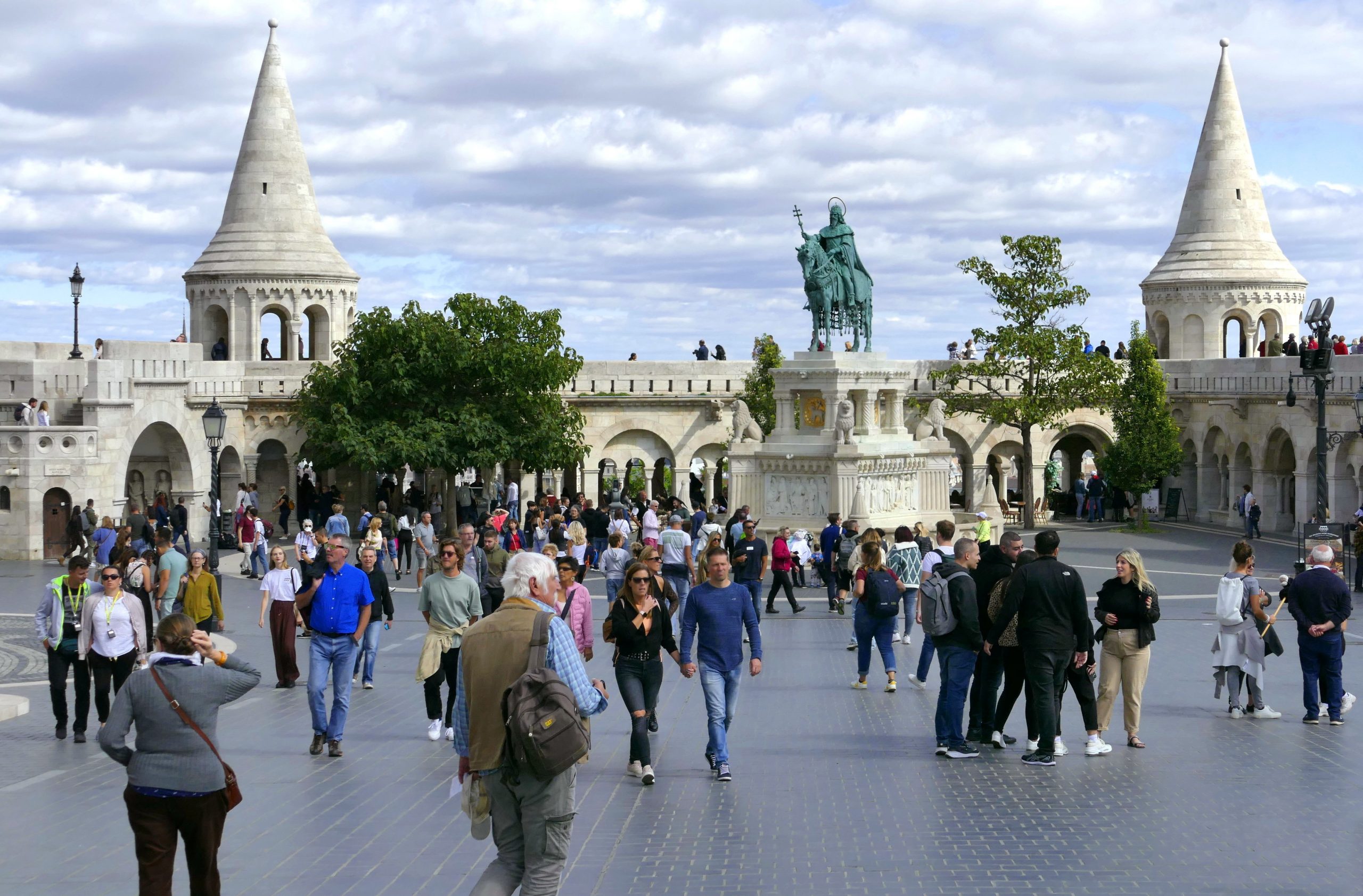 Ungarischer Tourismus boomt nach COVID, im Schatten des Krieges