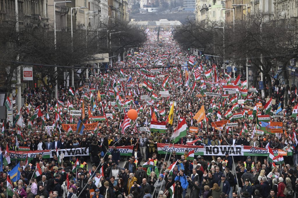 Pro-Fidesz-„Friedensmarsch“ protestiert gegen Krieg und unterstützt Premierminister Orbán post's picture