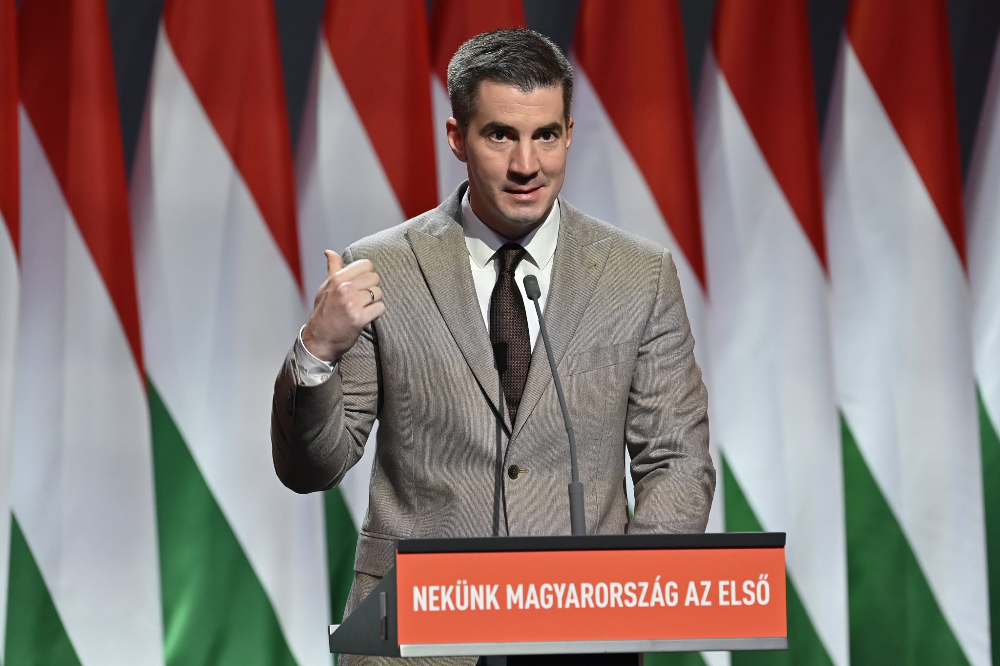 Vorsitzender der Fidesz-Fraktion: Krisen in allen Richtungen, nur Fidesz kann Frieden und wirtschaftliche Sicherheit bewahren