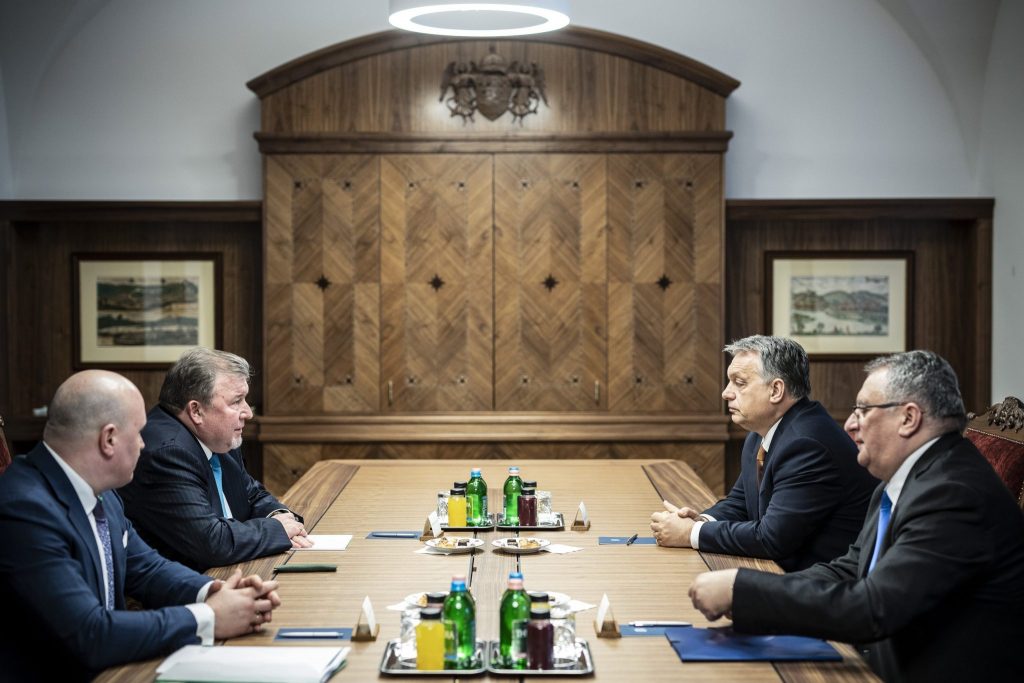 Opposition fordert Ungarns Austritt aus der „russischen Spionagebank“ IIB post's picture
