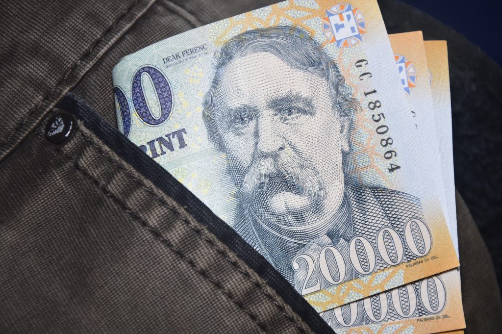 Nationalbank erhöht Einlagensatz, um Fall des ungarischen Forint zu stoppen post's picture