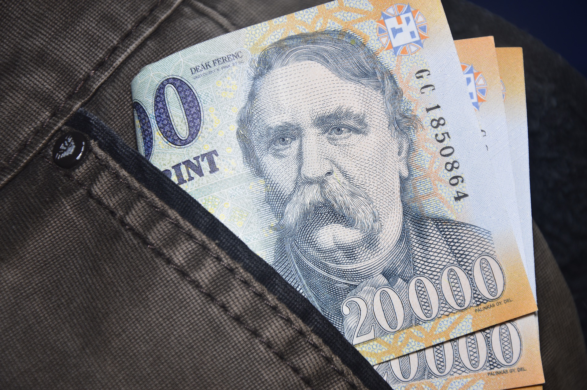 Nationalbank erhöht Einlagensatz, um Fall des ungarischen Forint zu stoppen