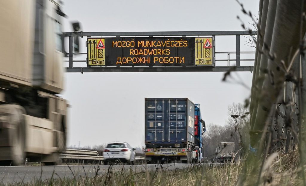 Ungarische Straßen: Schilder in ukrainischer Sprache helfen Flüchtlingen post's picture