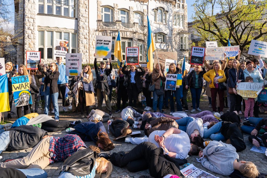 Massaker von Butscha: Gedenken vor der russischen Botschaft in Budapest, um auf Kriegsverbrechen aufmerksam zu machen post's picture