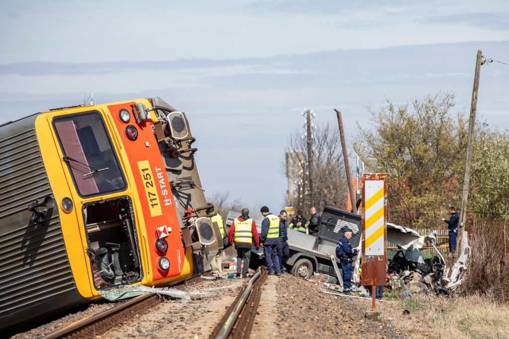 UPDATE Schwerer Unfall: Lkw von Zug erfasst, fünf Todesopfer, viele Verletzte post's picture