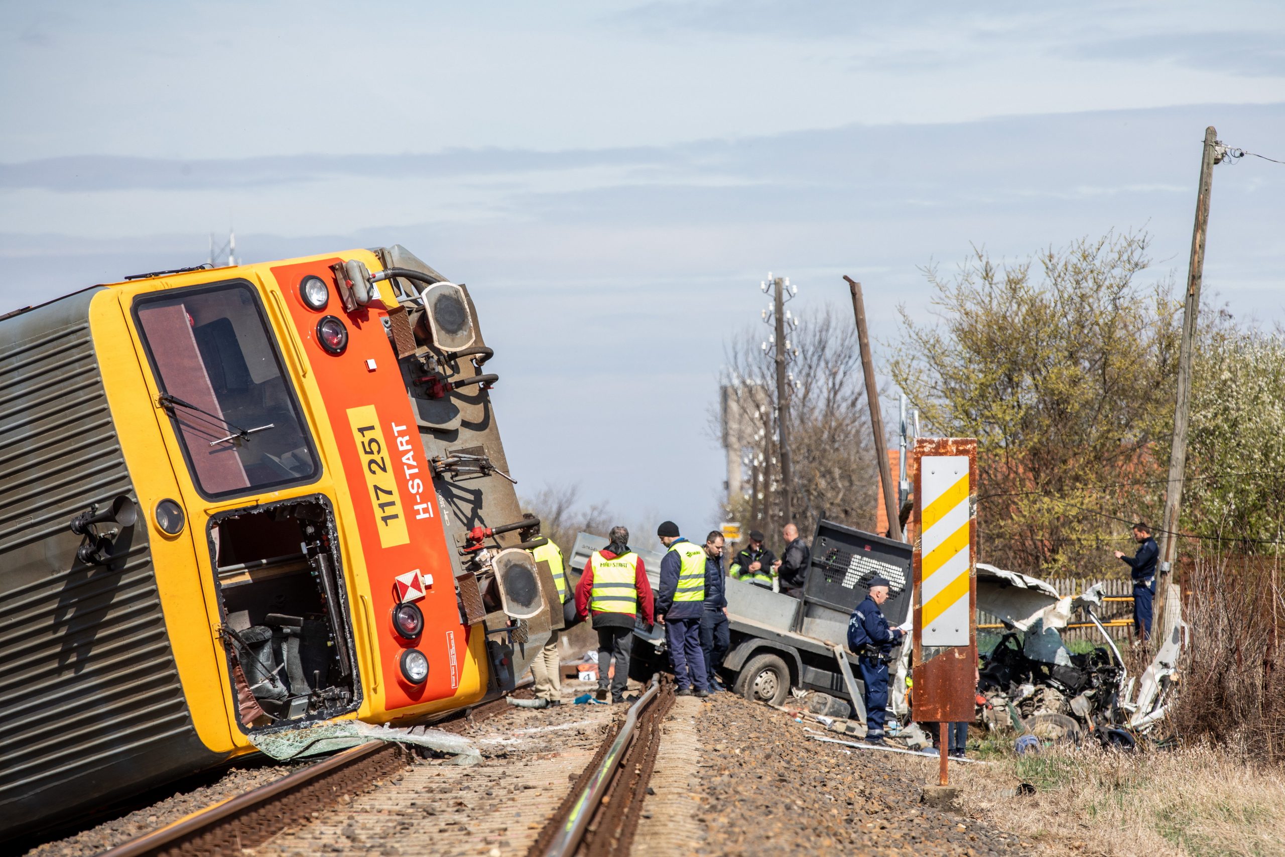 UPDATE Schwerer Unfall: Lkw von Zug erfasst, fünf Todesopfer, viele Verletzte