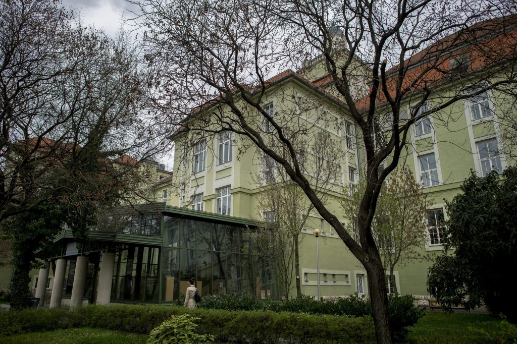 Bombenalarm an der Universität von Pécs, Hunderte von Menschen mussten das Gebäude verlassen post's picture
