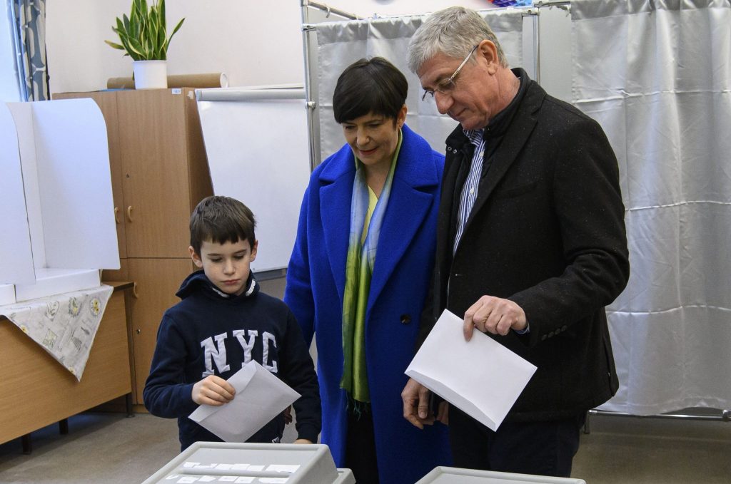 Auch Oppositionspolitiker haben ihre Wahlzettel in die Urnen gesteckt post's picture