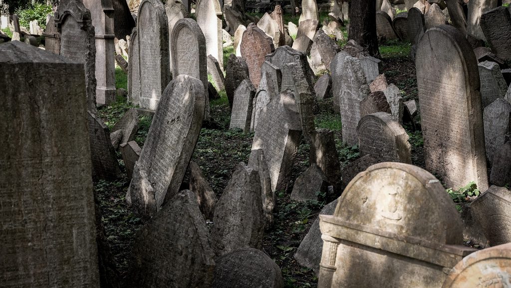 Grabsteine auf jüdischem Friedhof in der Nähe der Hauptstadt mutwillig zerstört post's picture
