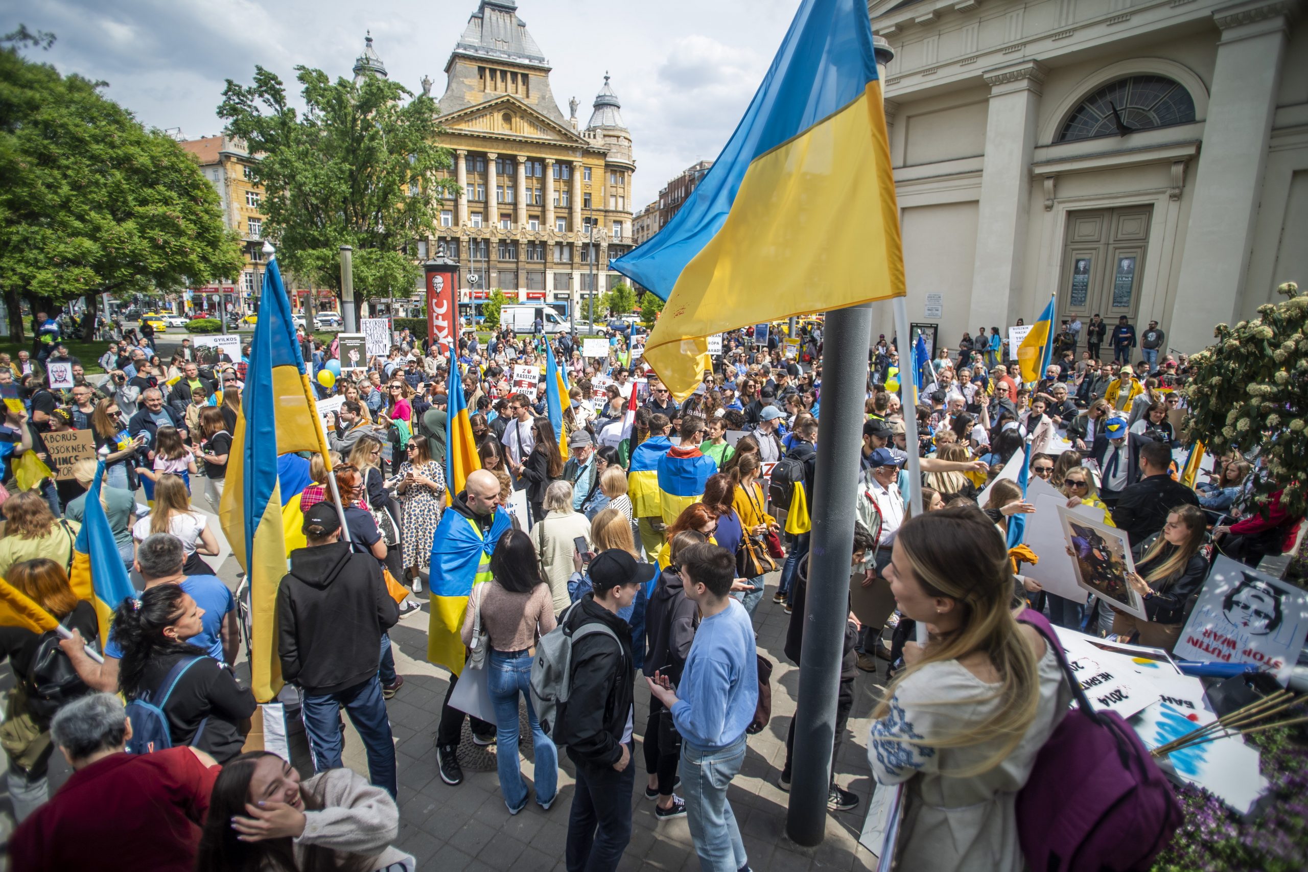 Pro-russische- und Solidaritätsdemonstration für die Ukraine gleichzeitig in Budapest