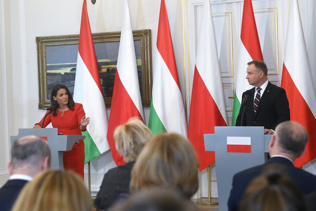 Staatspräsidentin in Warschau: Ungarn und Polen fordern die EK auf, die fälligen Mittel aus dem Wiederaufbaufonds bereitzustellen post's picture