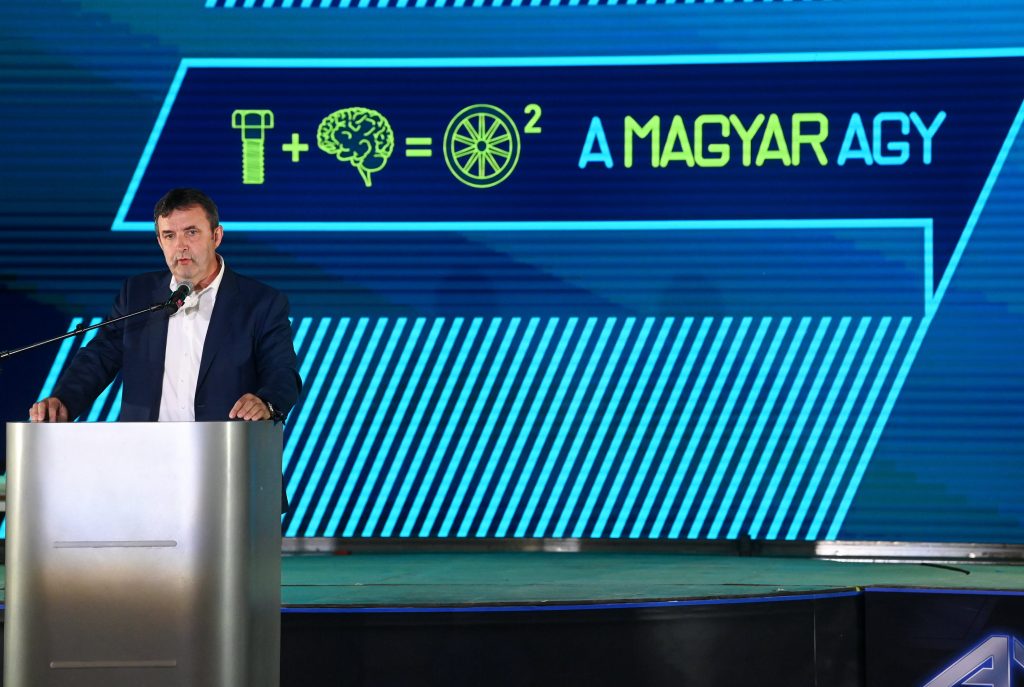Technologieminister Palkovics eröffnet die Internationale Automobil- und Tuningmesse post's picture