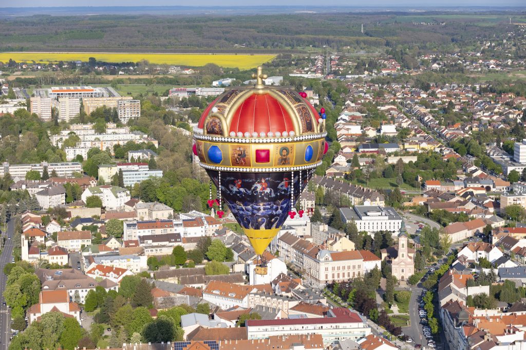 Heilige Krone fliegt über Ungarn – FOTOS! post's picture