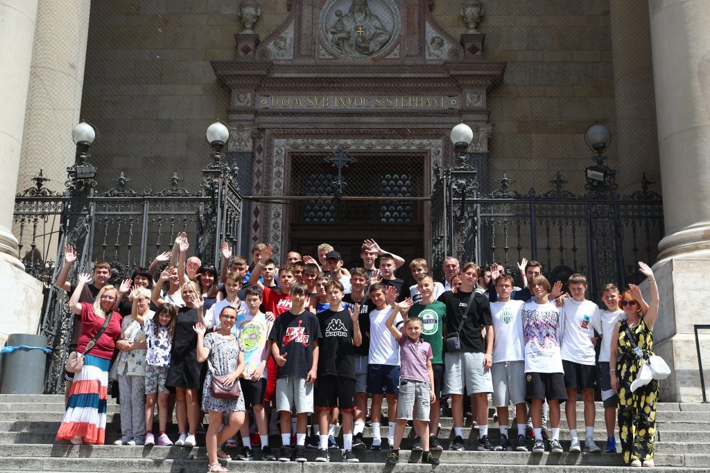 Fußballverein Ferencváros hilft fast hundert ukrainischen Kindern post's picture