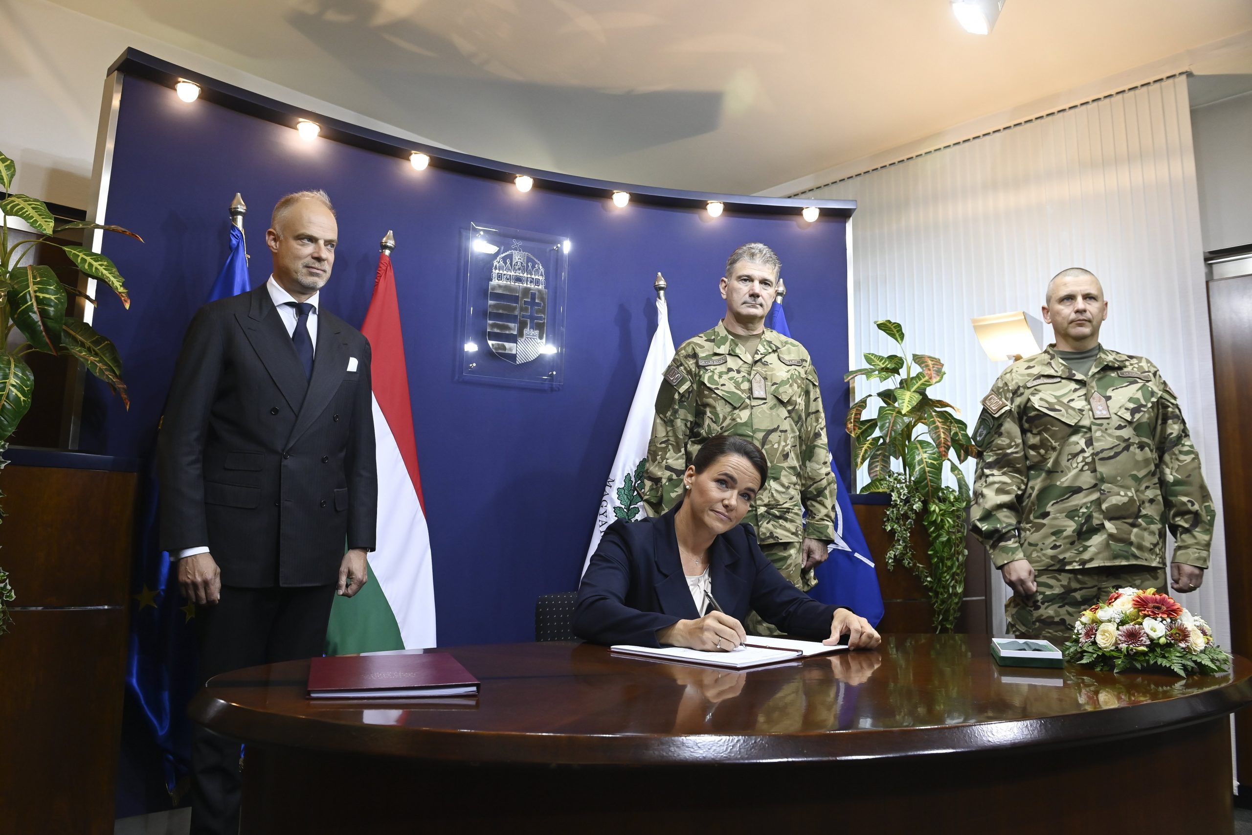 Staatspräsidentin unterzeichnet Plan für die bewaffnete Verteidigung Ungarns