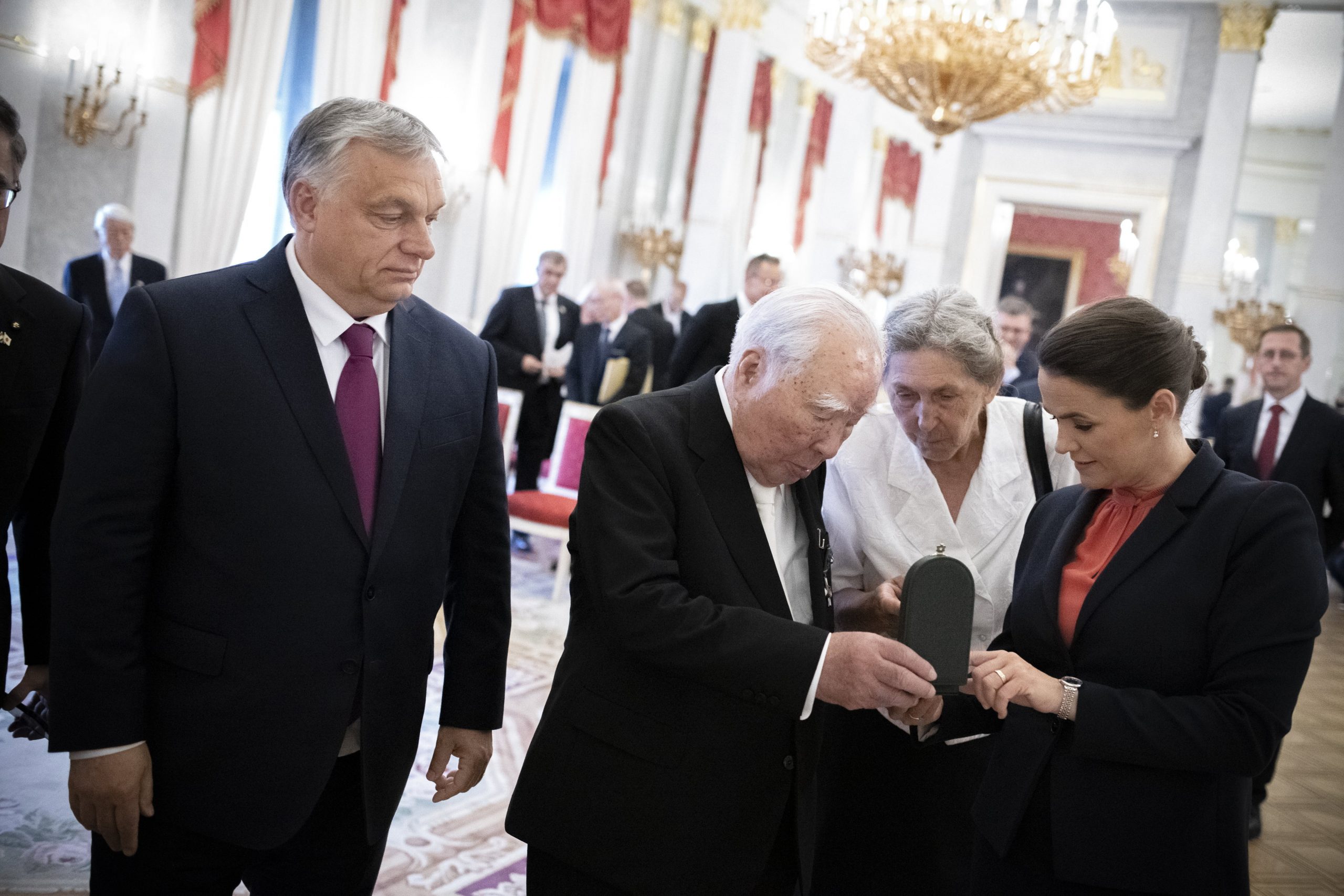 Katalin Novák und Viktor Orbán ehrten den Präsidenten von Suzuki