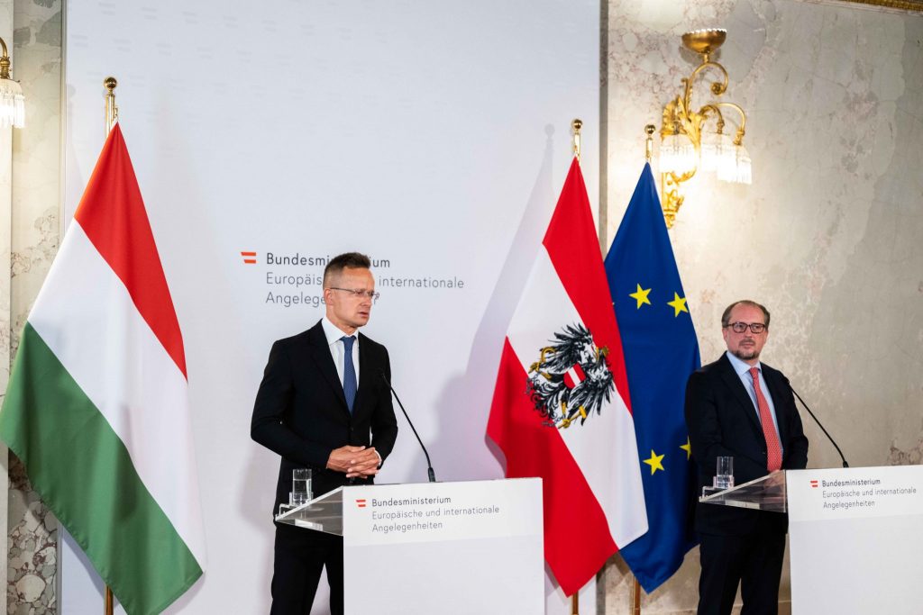 Laut Außenminister Szijjártó wird Ungarns Südgrenze durch Migration belagert post's picture