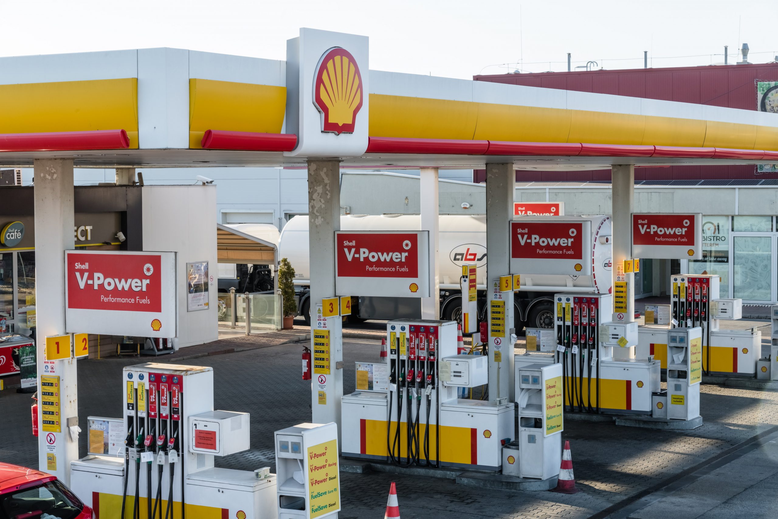Shell stellt Tankstellen an fünf Standorten in Ungarn vorübergehend ein
