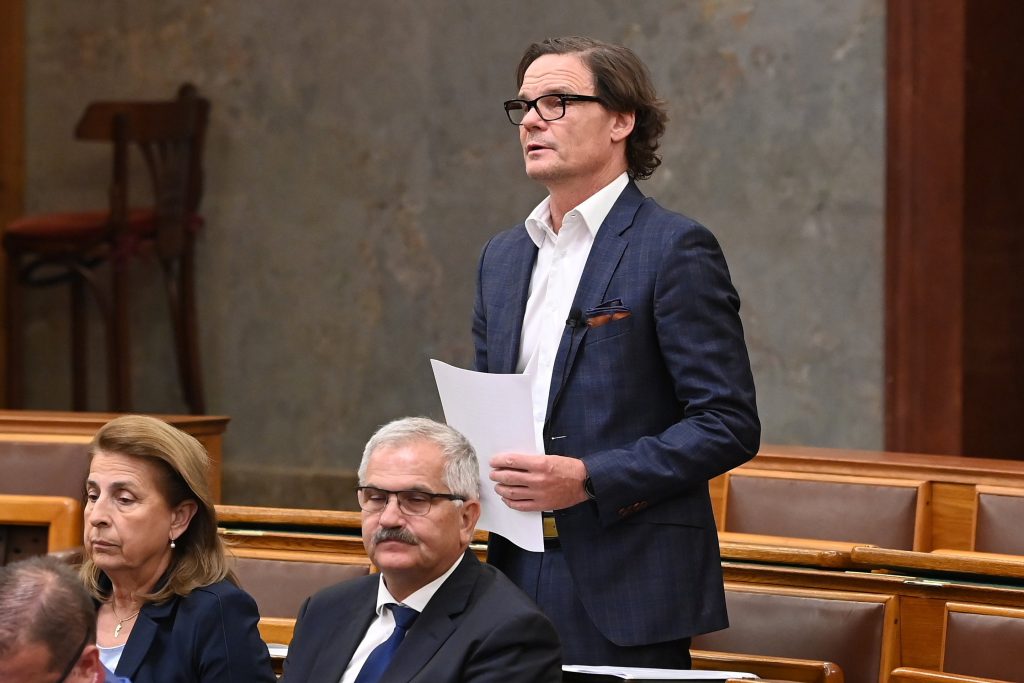 Fidesz: Verknüpfung der Abstimmung über globale Mindeststeuer mit dem Konjunkturpaket ist ein Verstoß gegen das Gesetz post's picture