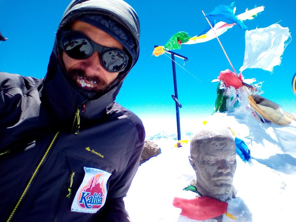 Ungarischer Skialpinist bezwingt den 7134 Meter hohen Gipfel des Ibn Sína post's picture