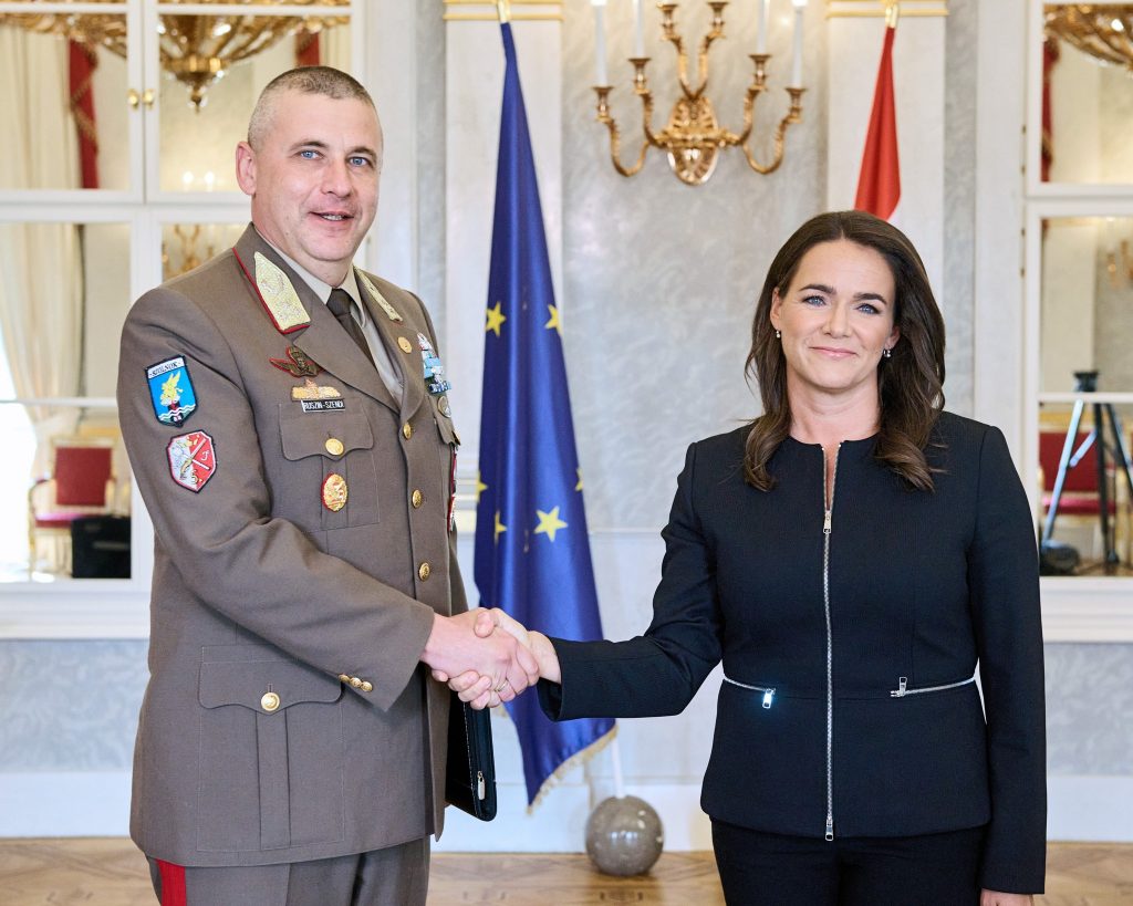 Staatspräsidentin Novák hörte den Bericht des Kommandeurs der ungarischen Verteidigungskräfte post's picture