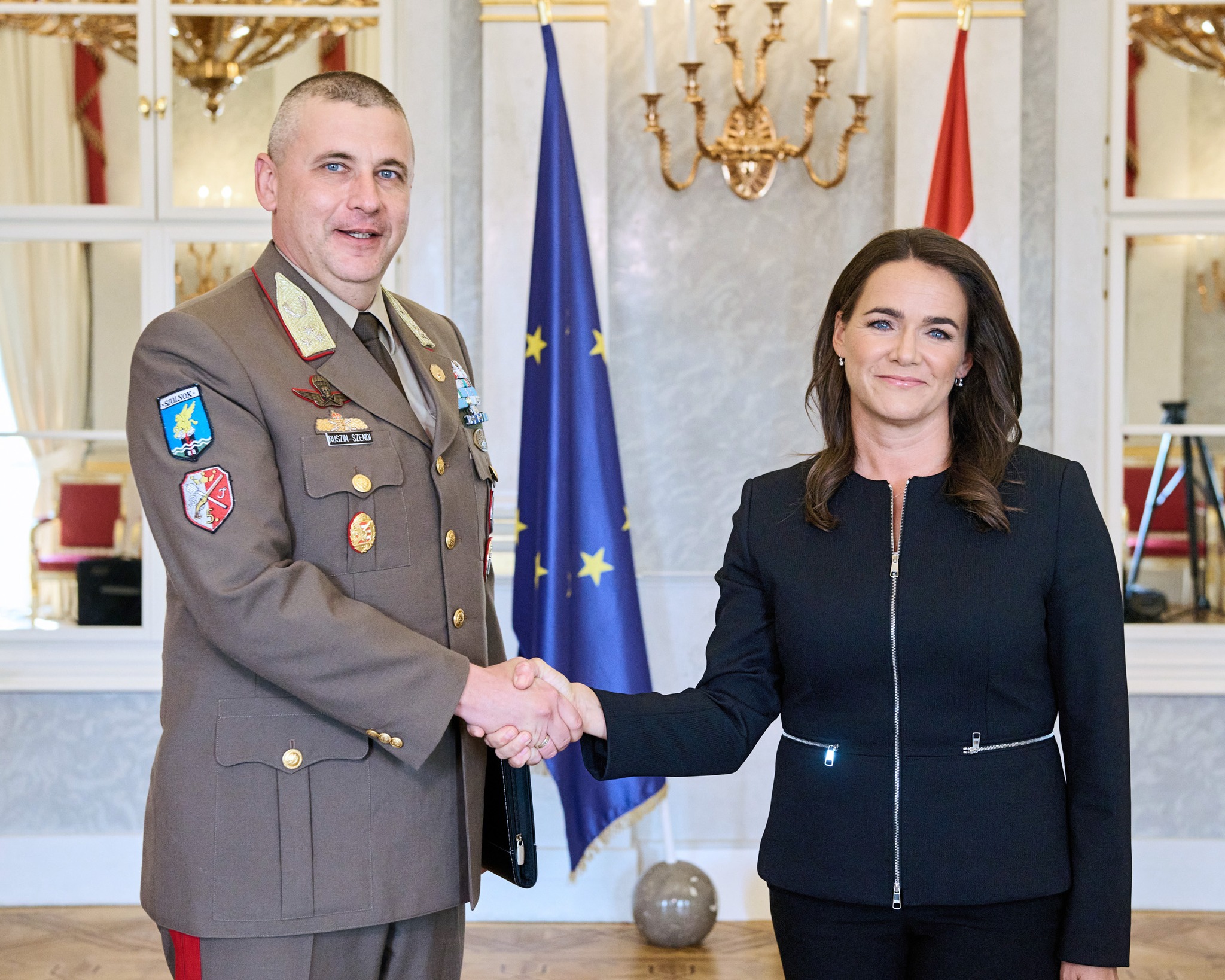 Staatspräsidentin Novák hörte den Bericht des Kommandeurs der ungarischen Verteidigungskräfte