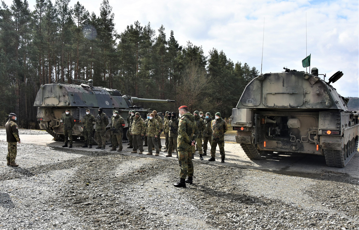 Ungarische Soldaten trainieren an der PzH2000 in Deutschland