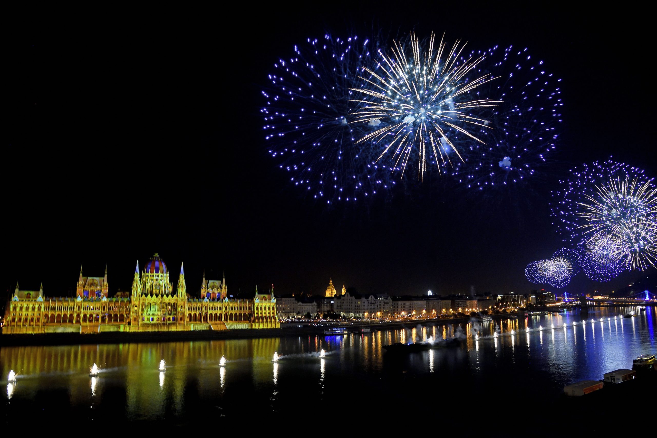 Das Warten hat sich gelohnt: Feuerwerk verzaubert die Donauufer